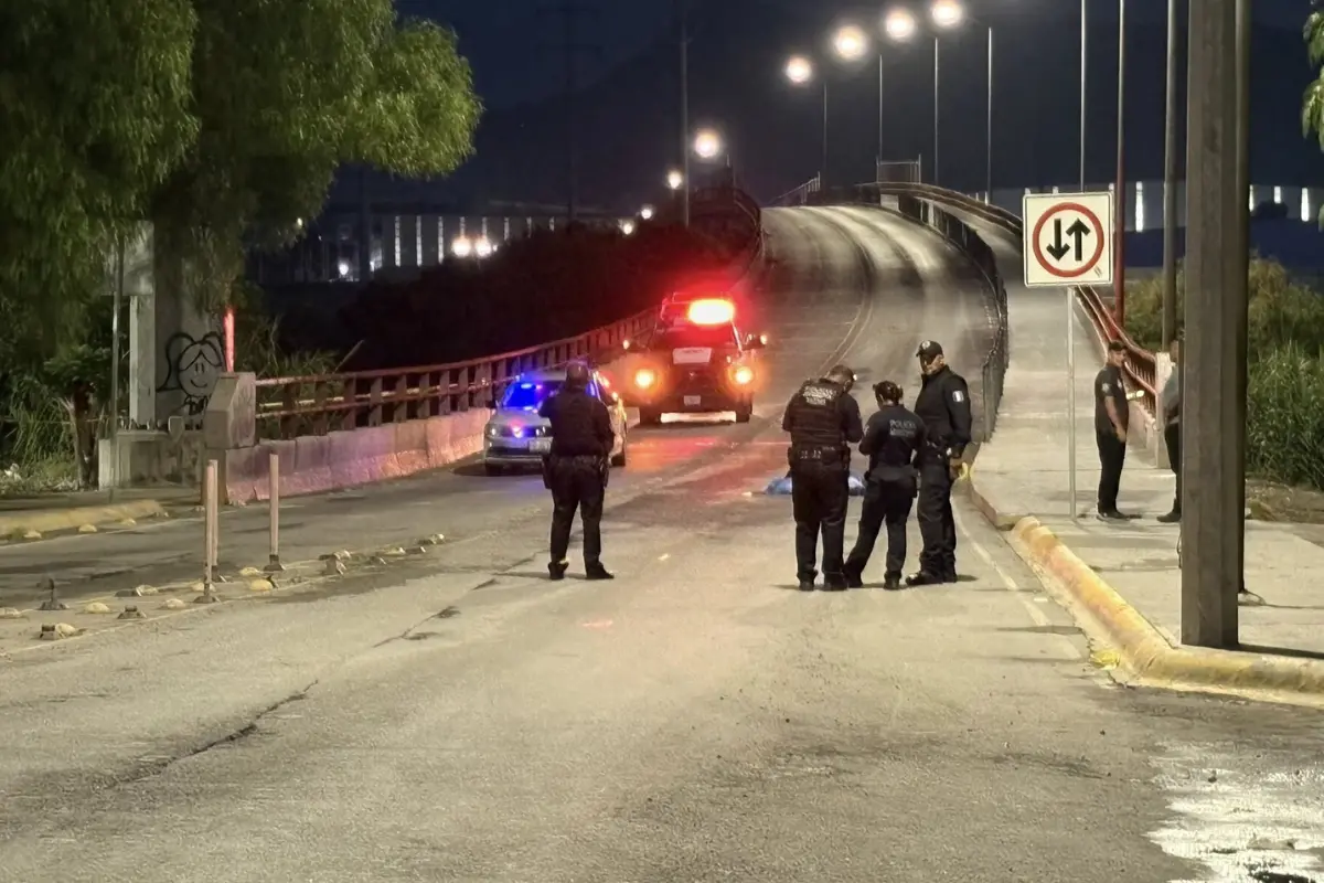El joven viajaba en un patín eléctrico cuando al pasar por un desnivel en el pavimento, perdió el control y cayó sobre la cinta asfáltica justo al paso de un camión de personal./Foto: El Molino