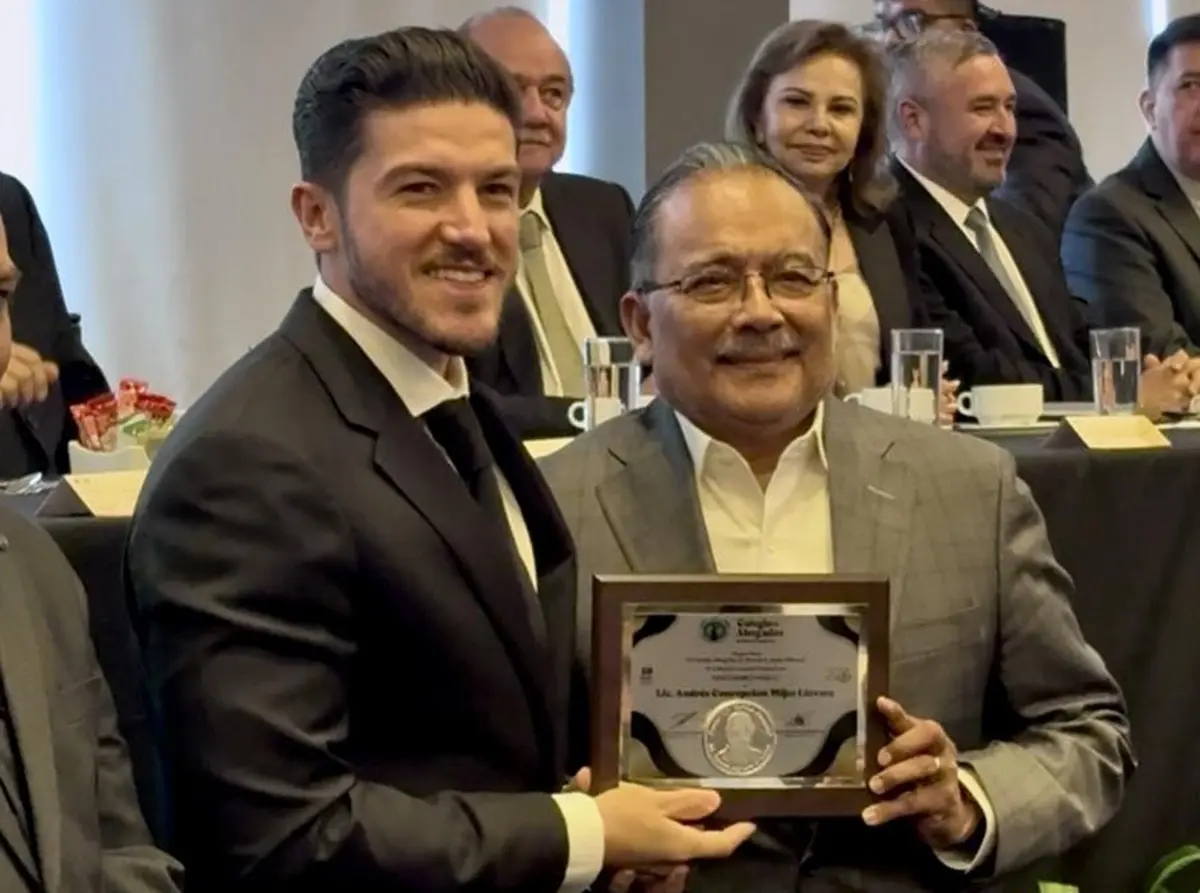 El alcalde de Escobedo, Andrés Mijes, junto al gobernador de Nuevo León, Samuel García, tras ser reconocido con la presea “Un Hombre Abogado: Lic. Ricardo Ayala”. Foto: Facebook Andrés Mijes