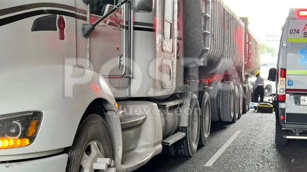 VIDEO | Motociclista muere tras ser arrollado por tráiler en Monterrey