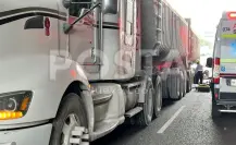 VIDEO | Motociclista muere tras ser arrollado por tráiler en Monterrey