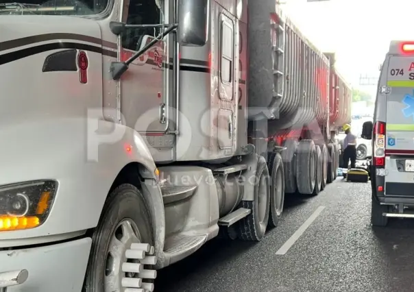 VIDEO | Motociclista muere tras ser arrollado por tráiler en Monterrey