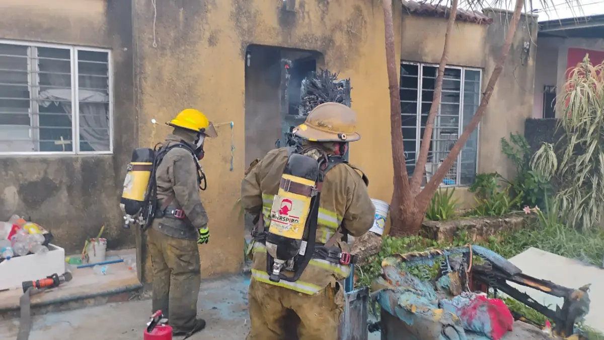 El incendio fue provocado por una veladora que tiró el viento Foto: SSP Yucatán