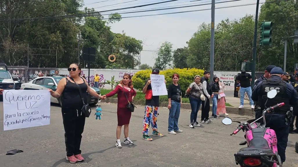 Padres de familia bloquean vialidades de Miguel Hidalgo; kínder suma un mes sin luz