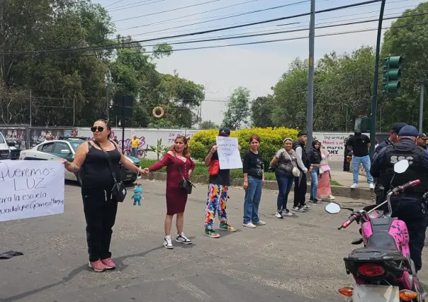Padres de familia bloquean vialidades de Miguel Hidalgo; kínder suma un mes sin luz