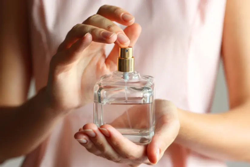 El perfume Oud Wood de Tom Ford envuelve con una mezcla amaderada y cálida que impone estilo y distinción. Foto: Canva