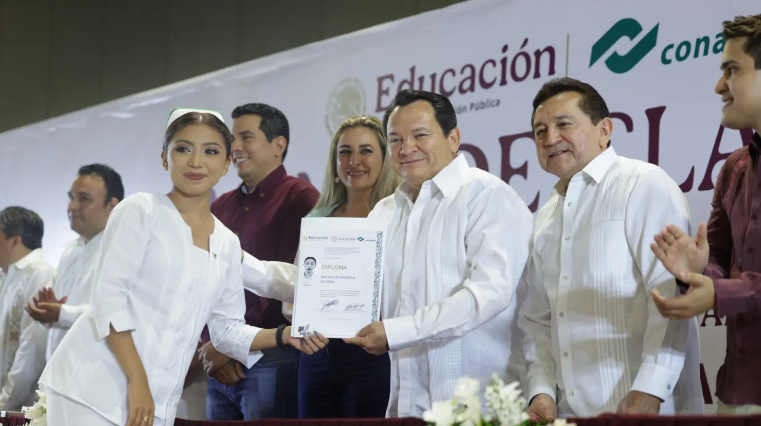 1,500 estudiantes de la generación 2022–2025 del Conalep Yucatán se graduaron y recibieron sus certificados de manos del gobernador Joaquín Díaz Mena.- Fuente Gobierno del Estado