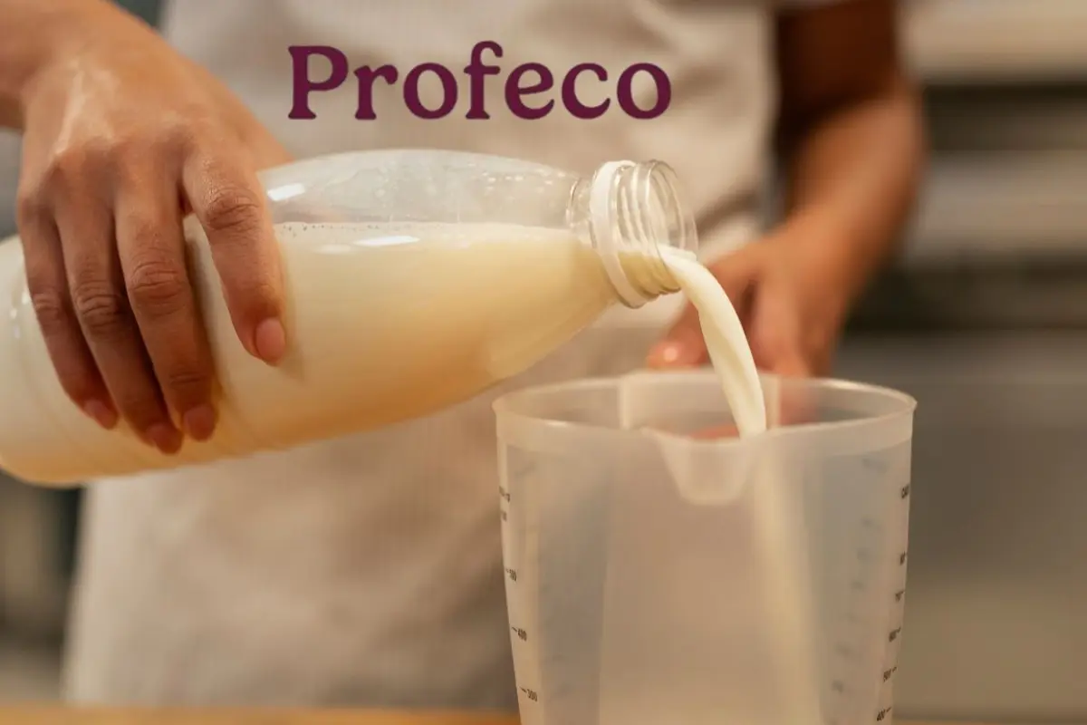 Llenado de vaso con leche. Foto: Freepick l Canva