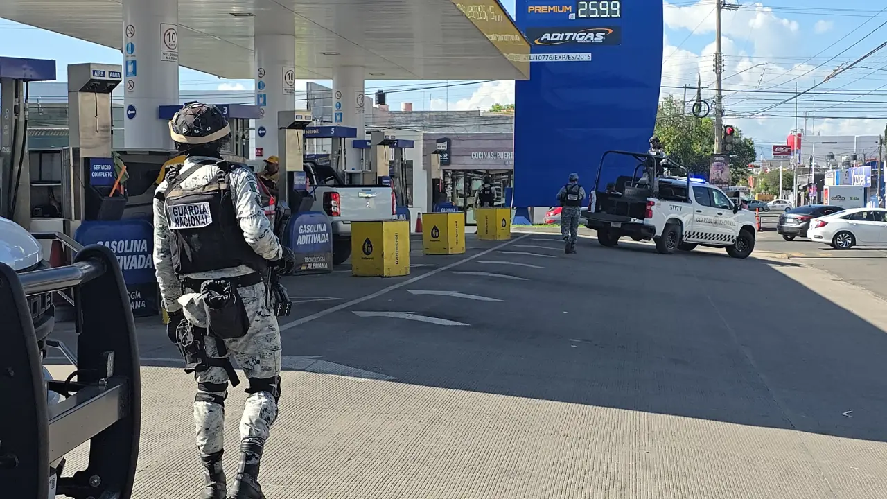 Elementos de la Guardia Nacional participan en un operativo en estaciones de servicio. Foto: Luis Lozano.