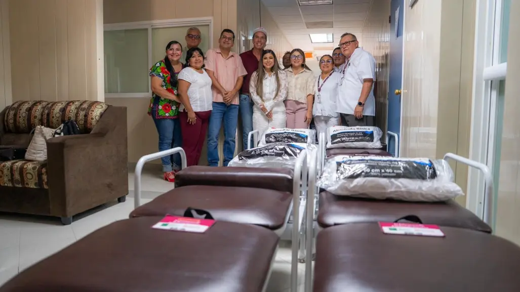 Hospital materno de Ticul fortalece atención con entrega de sillones-cama