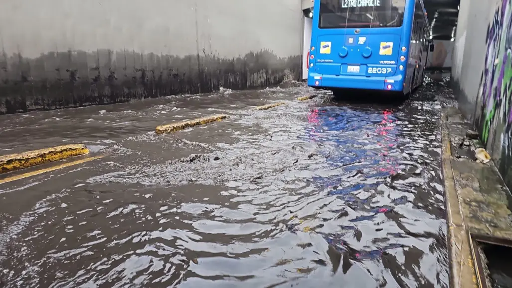 Inundación en bajo puente del Eje 2 Sur complica movilidad; piden atención urgente