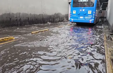 Inundación en bajo puente del Eje 2 Sur complica movilidad; piden atención urgente