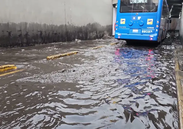 Inundación en bajo puente del Eje 2 Sur complica movilidad; piden atención urgente