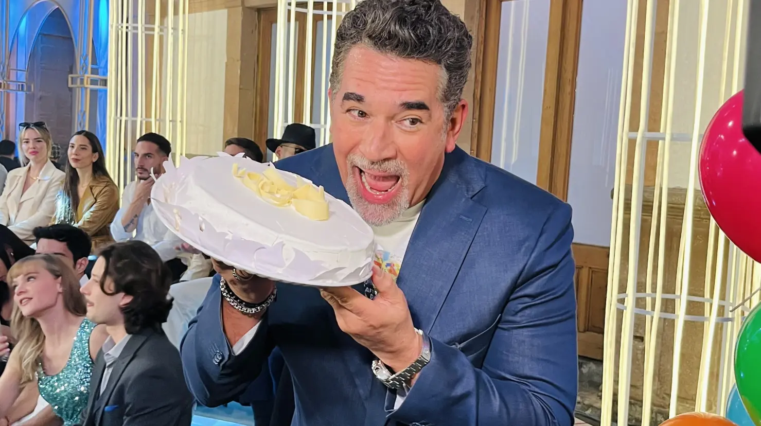 Con un pastel y Las Mañanitas celebraron al querido artista. Foto: Nayib Canaán