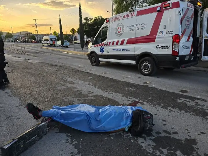 Testigos aseguraron que el conductor del vehículo no redujo la velocidad ni intentó auxiliar al joven, y huyó del lugar tras el impacto. /Foto: Noticias Sucesos Coahuila