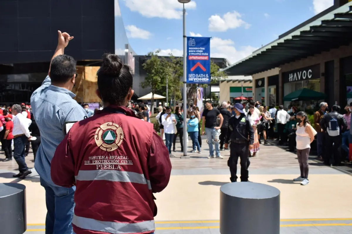 Ciudadanos en las afueras de plazas de Puebla Foto: Jafet Moz