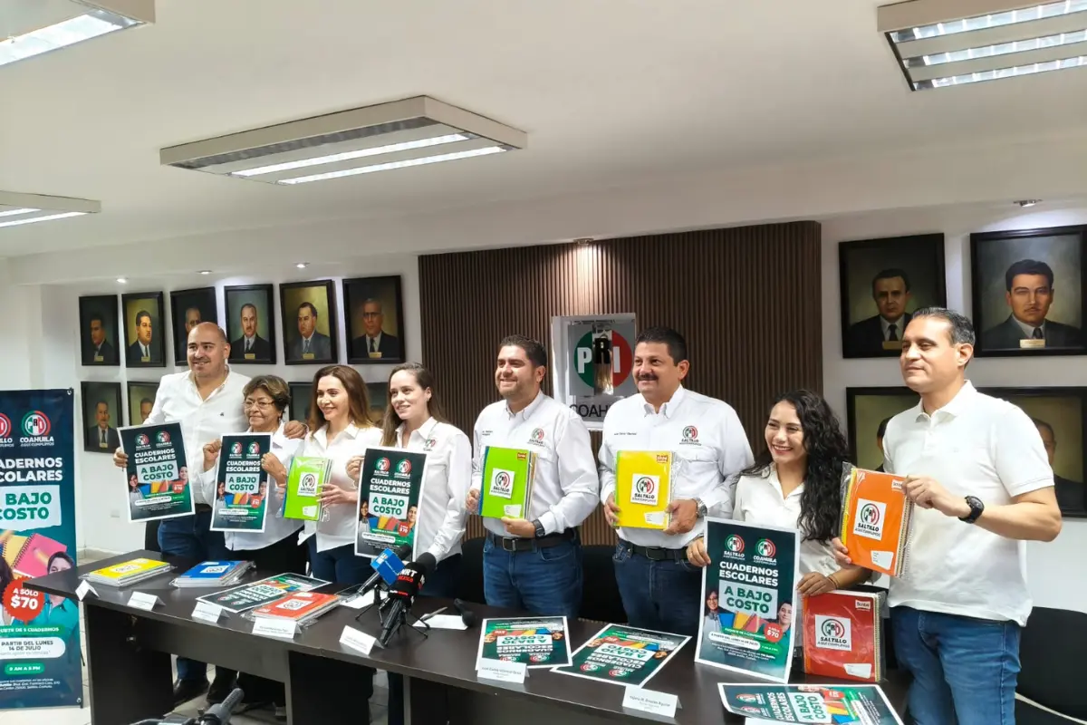 Medrano detalló que los cuadernos son de la marca Scribe, tamaño profesional, con 100 hojas./Foto: PRI Saltillo