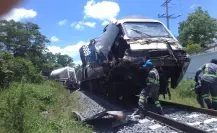 Choca el Tren Interoceánico contra un tráiler en Macuspana, Tabasco