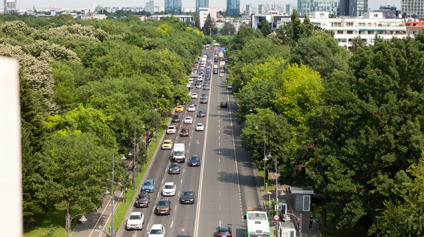 Autoridades estatales piden a los automovilistas tomar precauciones y considerar rutas alternas. Imagen: Freepik