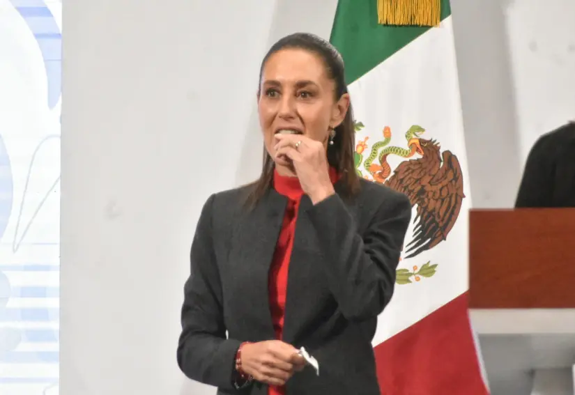 Claudia Sheinbaum comiendo el chocolate en barra. Foto: Enrique Pérez Huerta