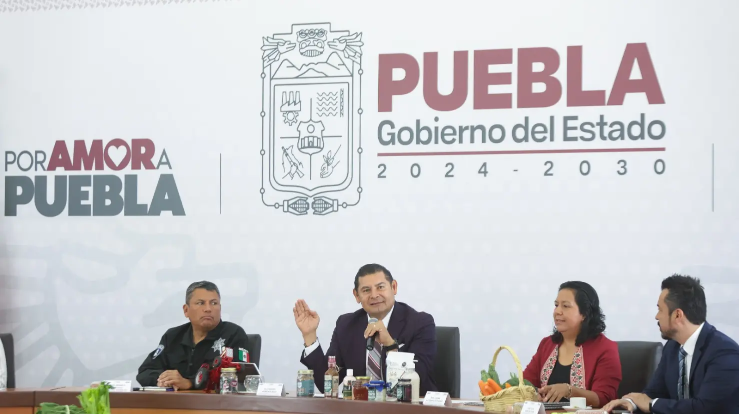 Gobernador de Puebla le truena los dedos a secretaria de Turismo, tiene 10 días en el cargo. Foto: Jafet Moz