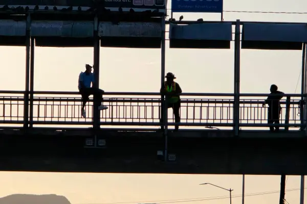 Bomberos de Saltillo impiden tragedia en puente peatonal del bulevar Echeverría