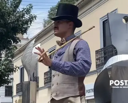 El joven bailarín que convierte los Portales de Toluca en un escenario del cine dorado