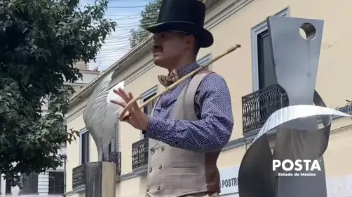 El joven bailarín que convierte los Portales de Toluca en un escenario del cine dorado