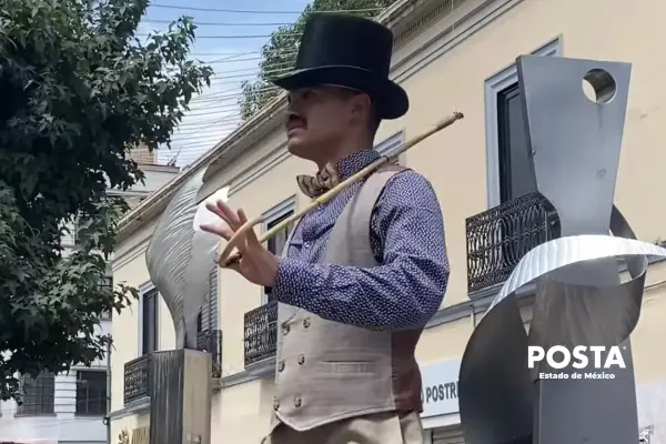 El joven bailarín que convierte los Portales de Toluca en un escenario del cine dorado