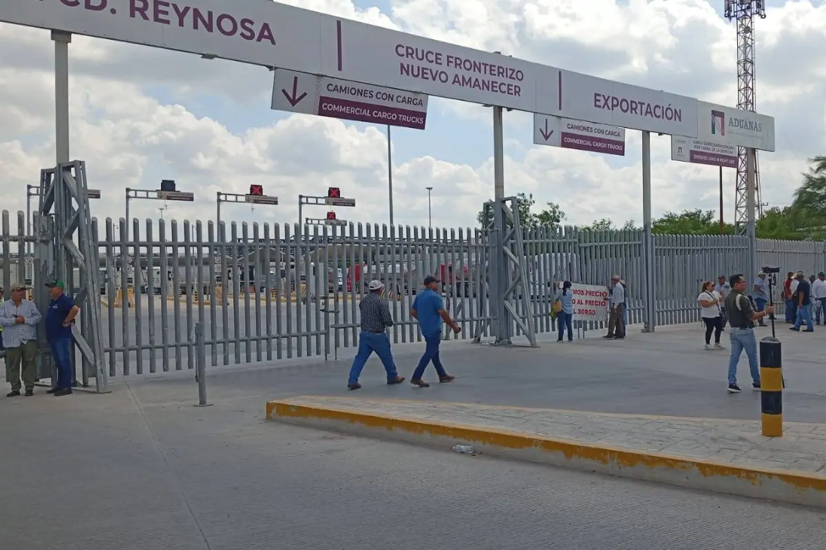 Agricultores y transportistas se enfrentaron a golpes en el puente internacional Reynosa-Pharr, donde los productores mantienen bloqueado el paso. Foto: Facebook Cointa Hernández