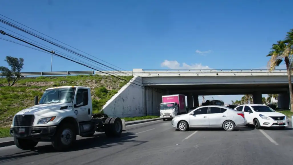 Bloquean choferes de Didi la carretera Reynosa-Monterrey; protestan contra operativos del transporte