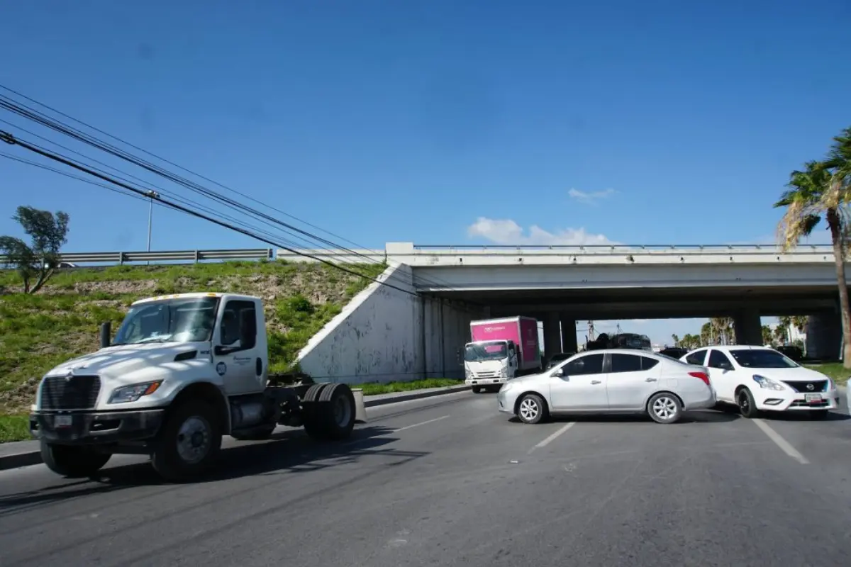 La acción generó largas filas de vehículos y obligó a automovilistas a cruzar por el camellón central ante la falta de paso libre. Foto: Facebook Reynosa su vida y su gente