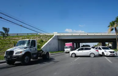 Bloquean choferes de Didi la carretera Reynosa-Monterrey; protestan contra operativos del transporte