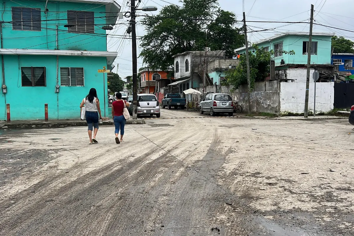 Luego de largos y complejos días por severas inundaciones que dejaron daños incalculables en el patrimonio de residentes del sector Moscú de Tampico, las familias comienzan a llegar a sus casas. Foto: Protección Civil