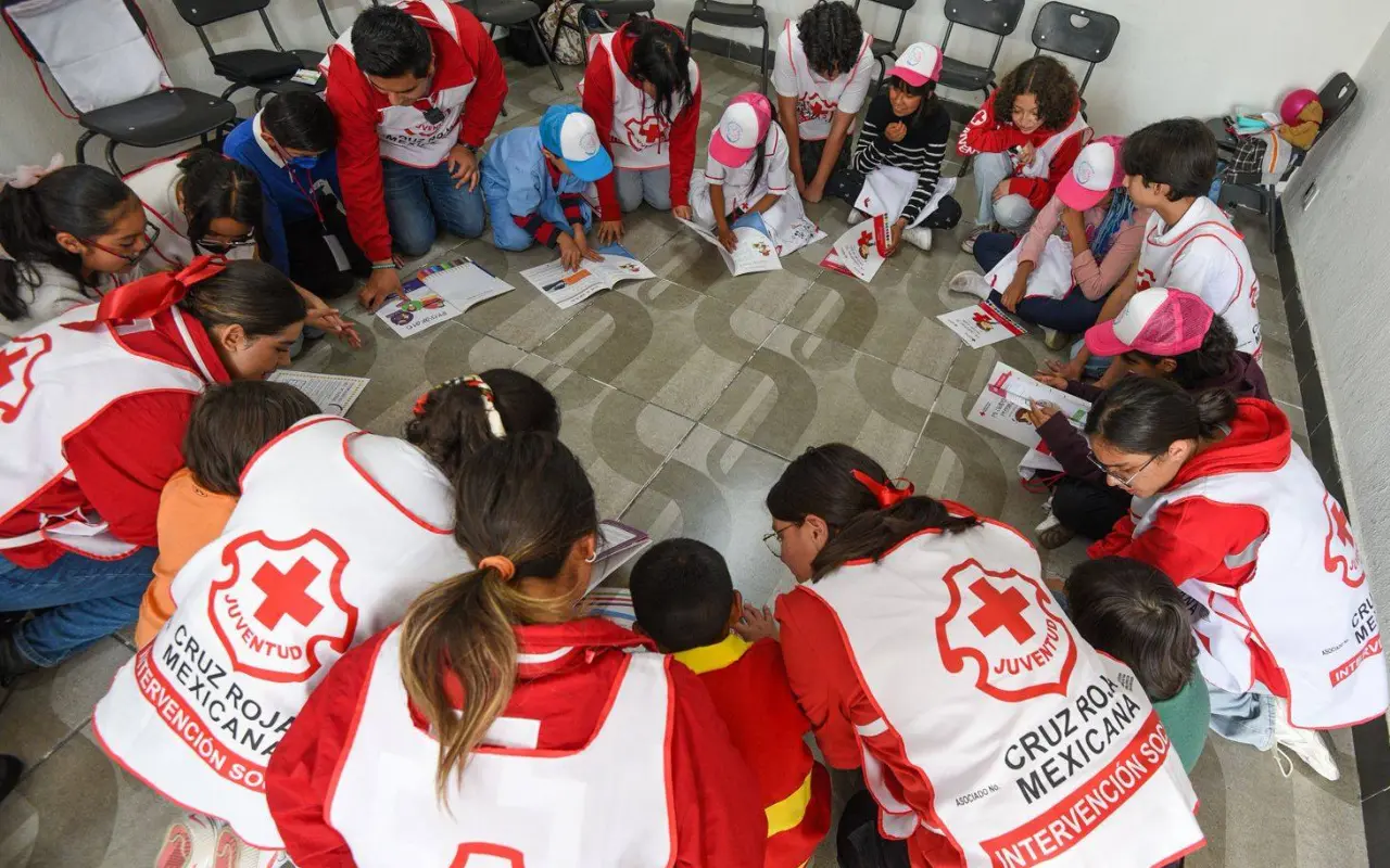 Curso de Verano 2025 de la Cruz Roja. Foto: FB/ Cruz Roja Estado de México (Canva)