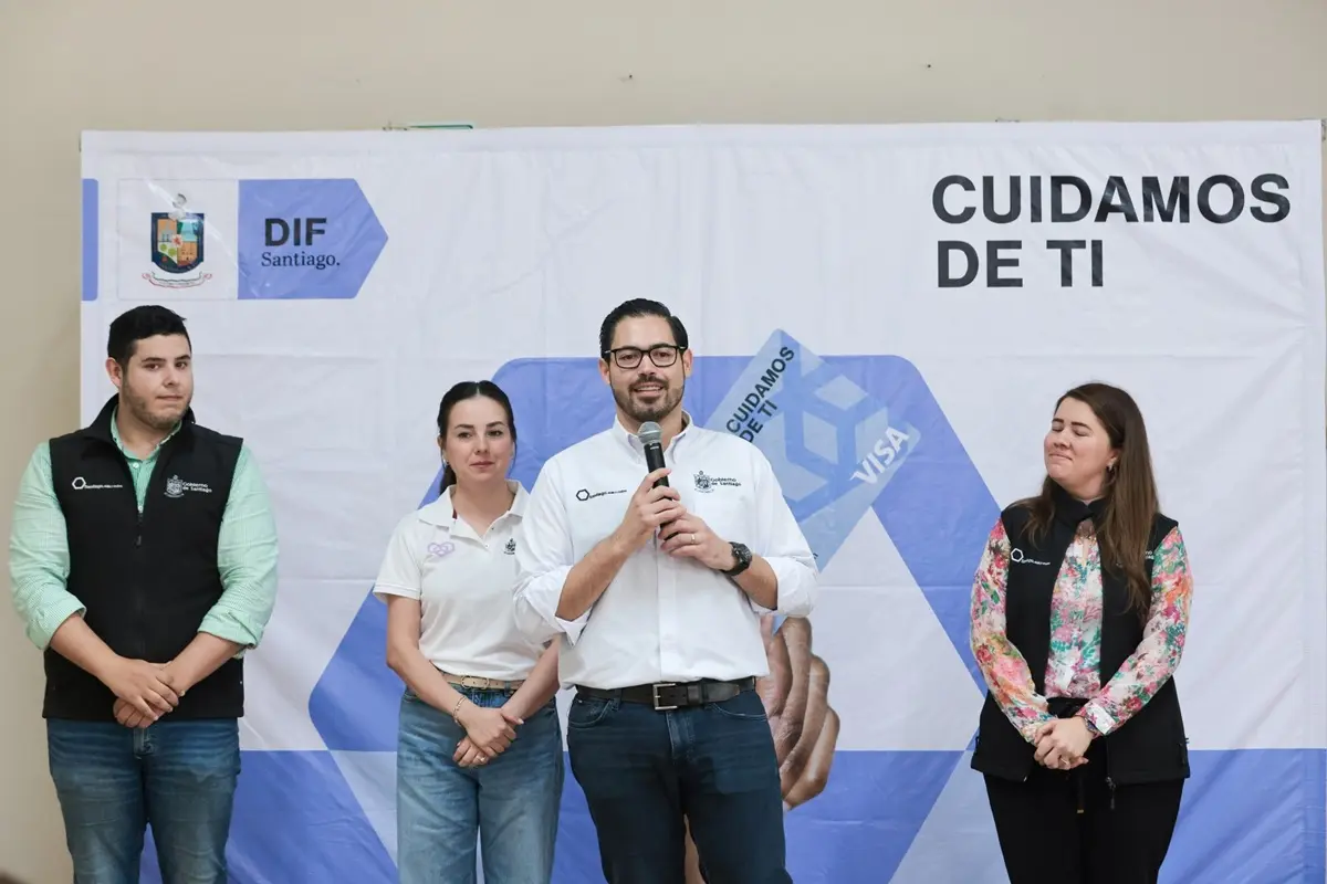 El alcalde de Santiago, David de la Peña, durante la entrega de tarjetas del programa Cuidamos de Ti. Foto: Facebook David de la Peña