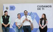 David de la Peña entrega tarjetas del programa Cuidamos de ti en Santiago
