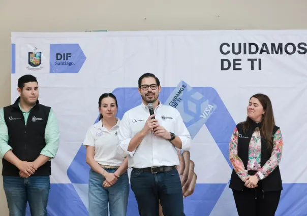 David de la Peña entrega tarjetas del programa Cuidamos de ti en Santiago
