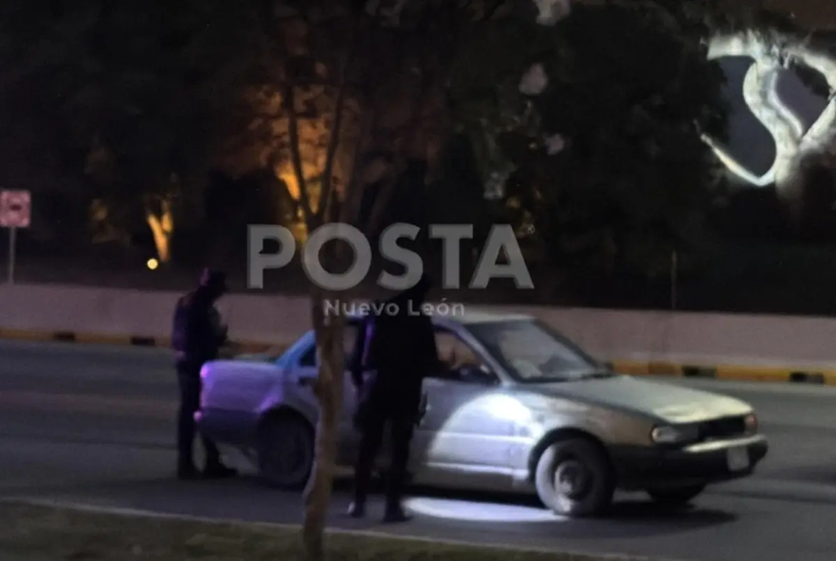 El vehículo, un Tsuru de modelo antiguo, fue interceptado luego de que los oficiales notaran su comportamiento irregular. Foto: POSTA.
