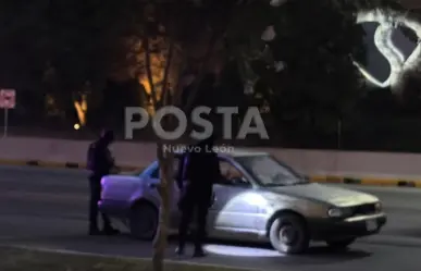 Detienen a 2 intoxicados por conducir auto con luces apagadas en Monterrey