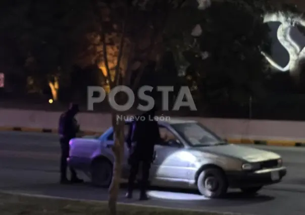 Detienen a 2 intoxicados por conducir auto con luces apagadas en Monterrey