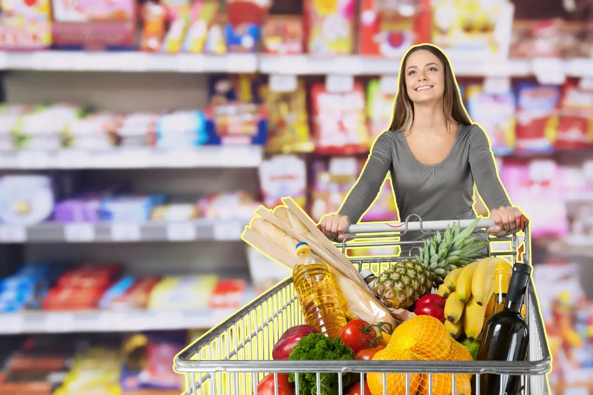 Una mujer realizando compras en un supermercado. Foto: Canva