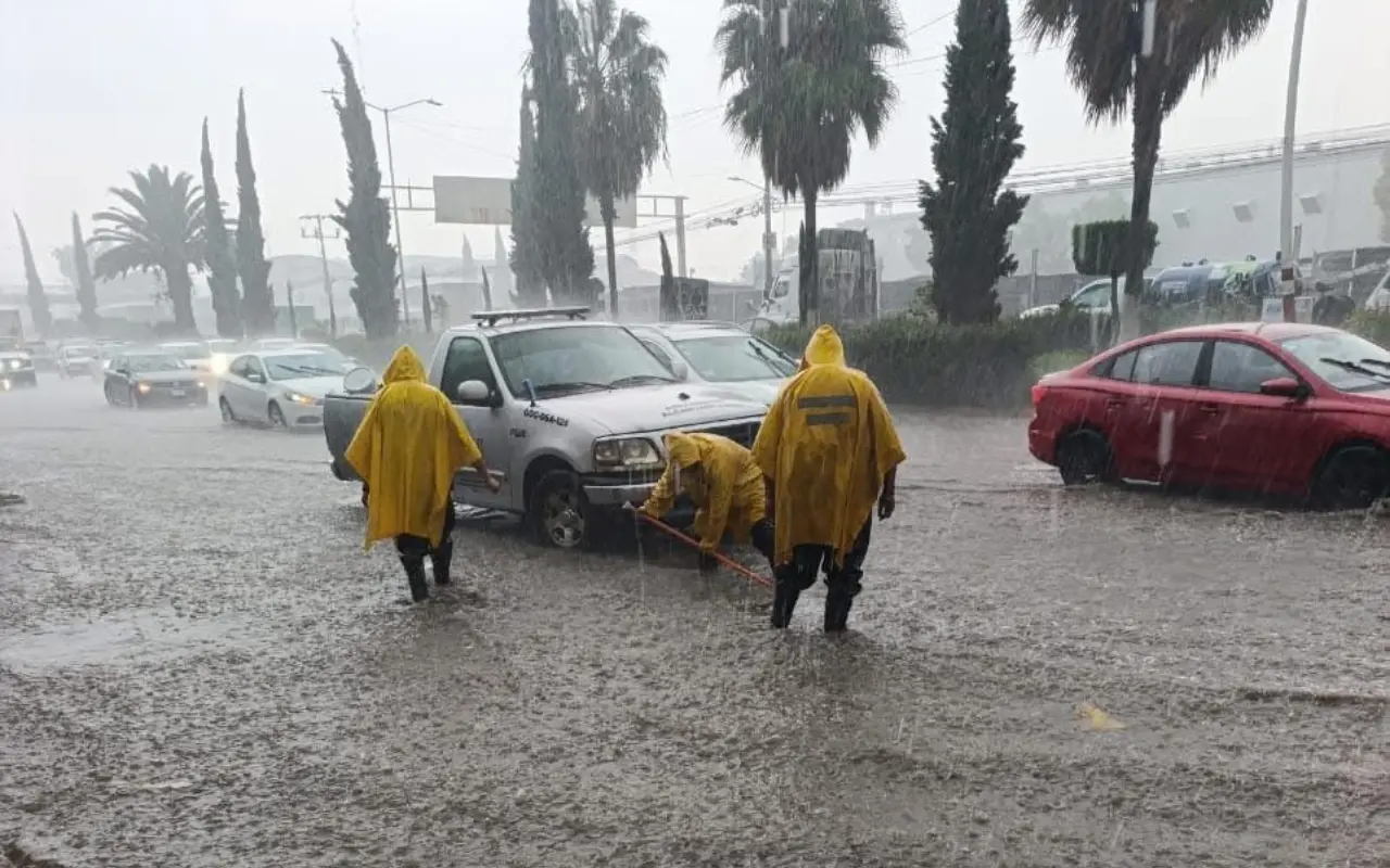 Calles mexiquenses inundadas por la temporada de lluvias. Foto: Especial
