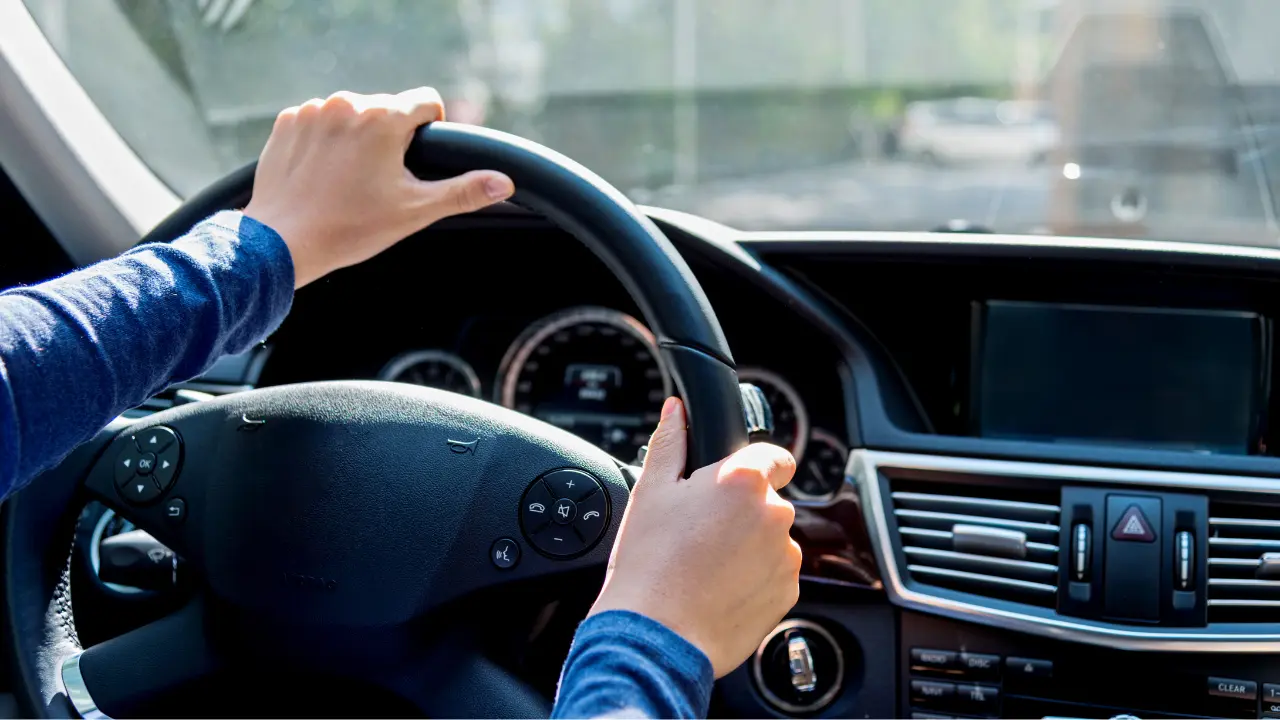 Persona al volante. Foto: Canva