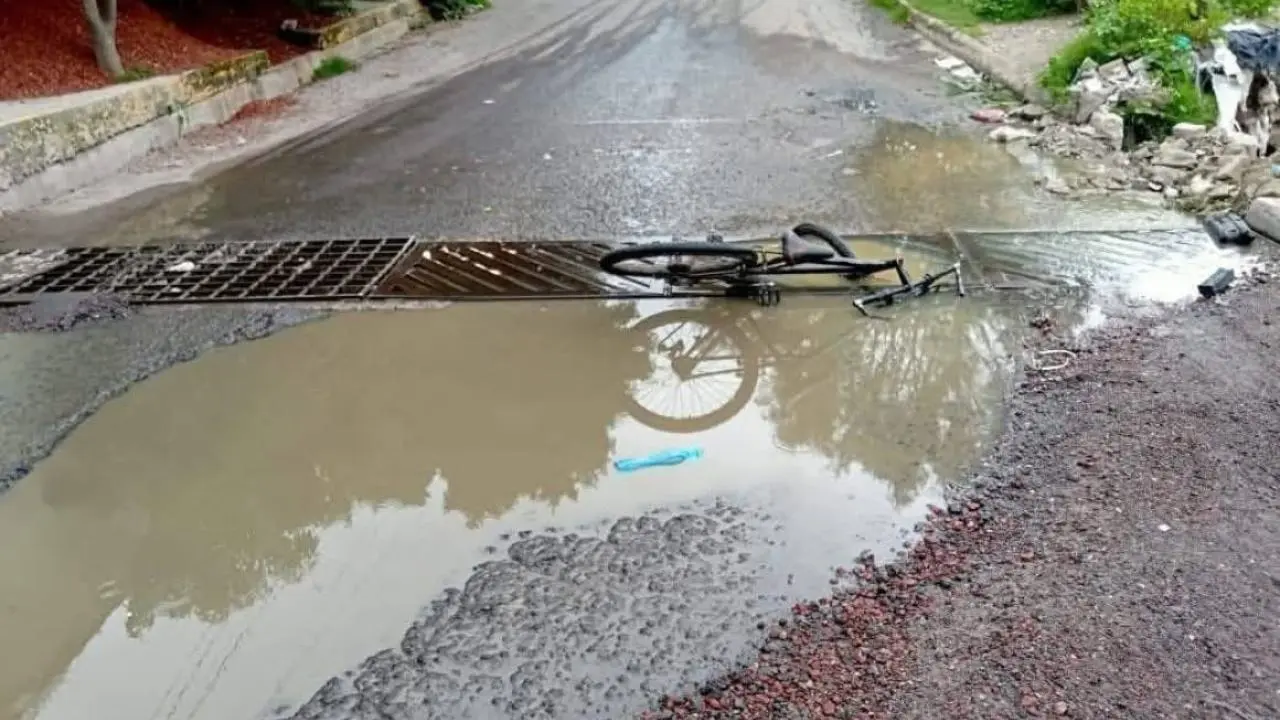 Niña cae en alcantarilla sin tapa en Ixtapaluca; acusan negligencia del gobierno local. Foto: Quadratín Estado de México / diarioevolucion / Canva