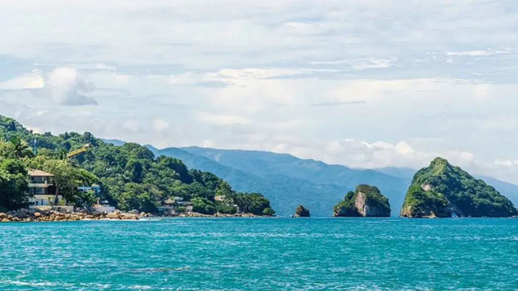 La increíble playa de Puerto Vallarta con aguas cristalinas y un ambiente perfecto para relajarse
