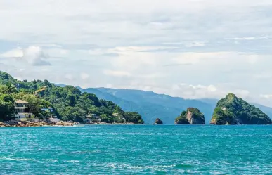 La increíble playa de Puerto Vallarta con aguas cristalinas y un ambiente perfecto para relajarse