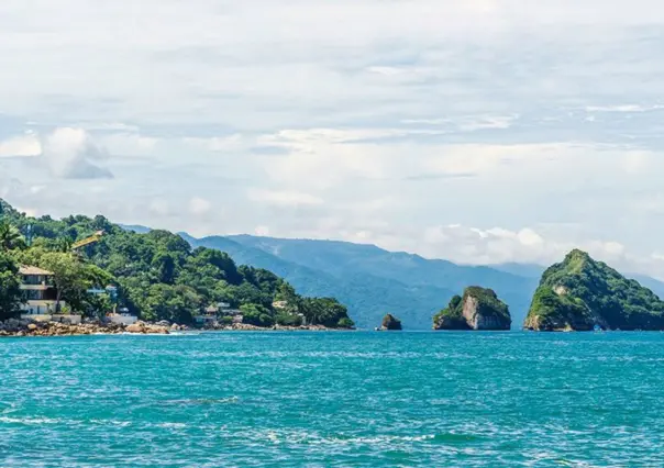 La increíble playa de Puerto Vallarta con aguas cristalinas y un ambiente perfecto para relajarse