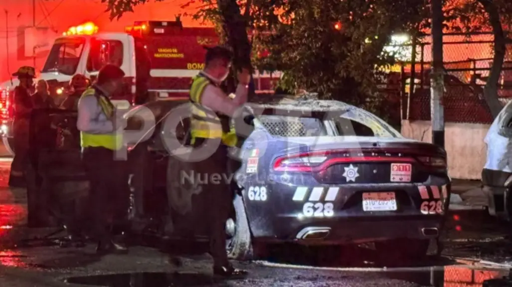Incendio consume patrulla tras falla mecánica en Monterrey
