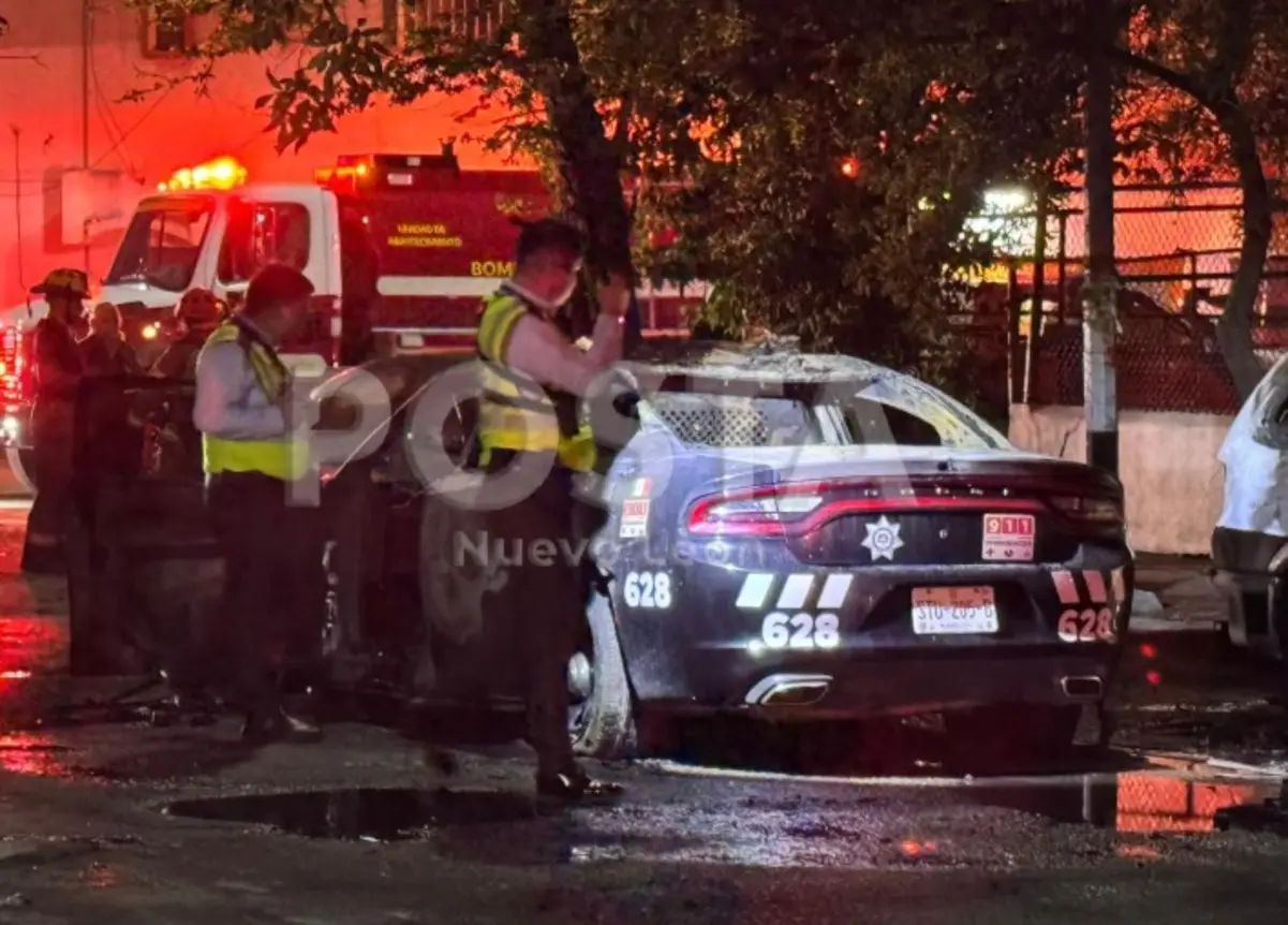 El incendio causó daños significativos, no solo en la patrulla, que quedó completamente calcinada, sino también en una camioneta particular que se encontraba estacionada junto a la unidad. Foto: POSTA.