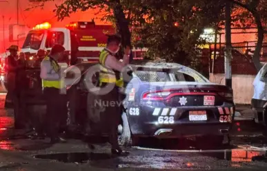 Incendio consume patrulla tras falla mecánica en Monterrey